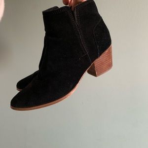 7.5 Aldo suede boots!